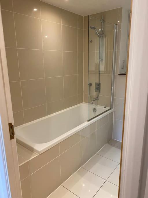 Modern Apartment, Fistral Beach Ньюки Экстерьер фото